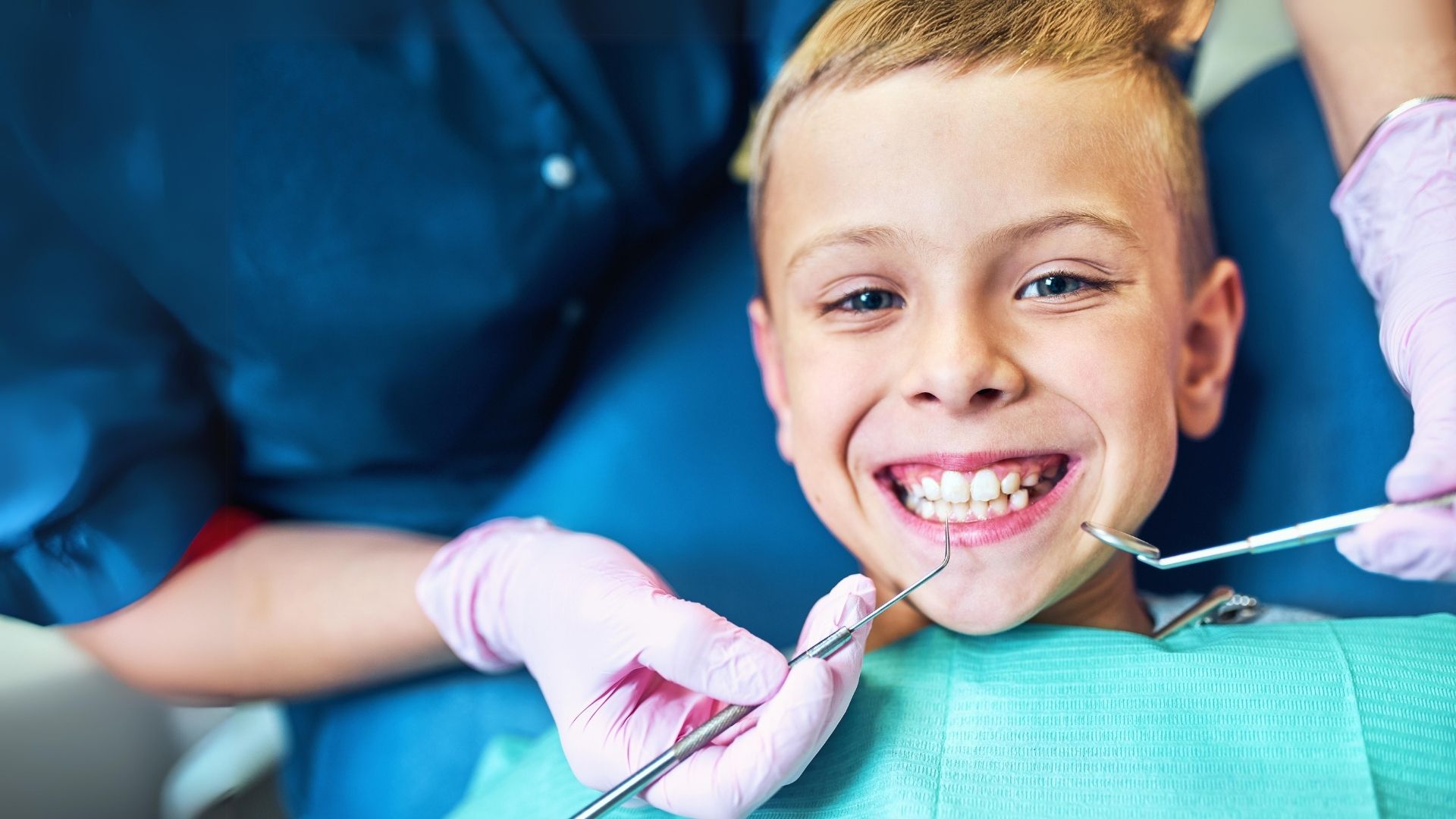 Menino sorridente a receber uma consulta dentária