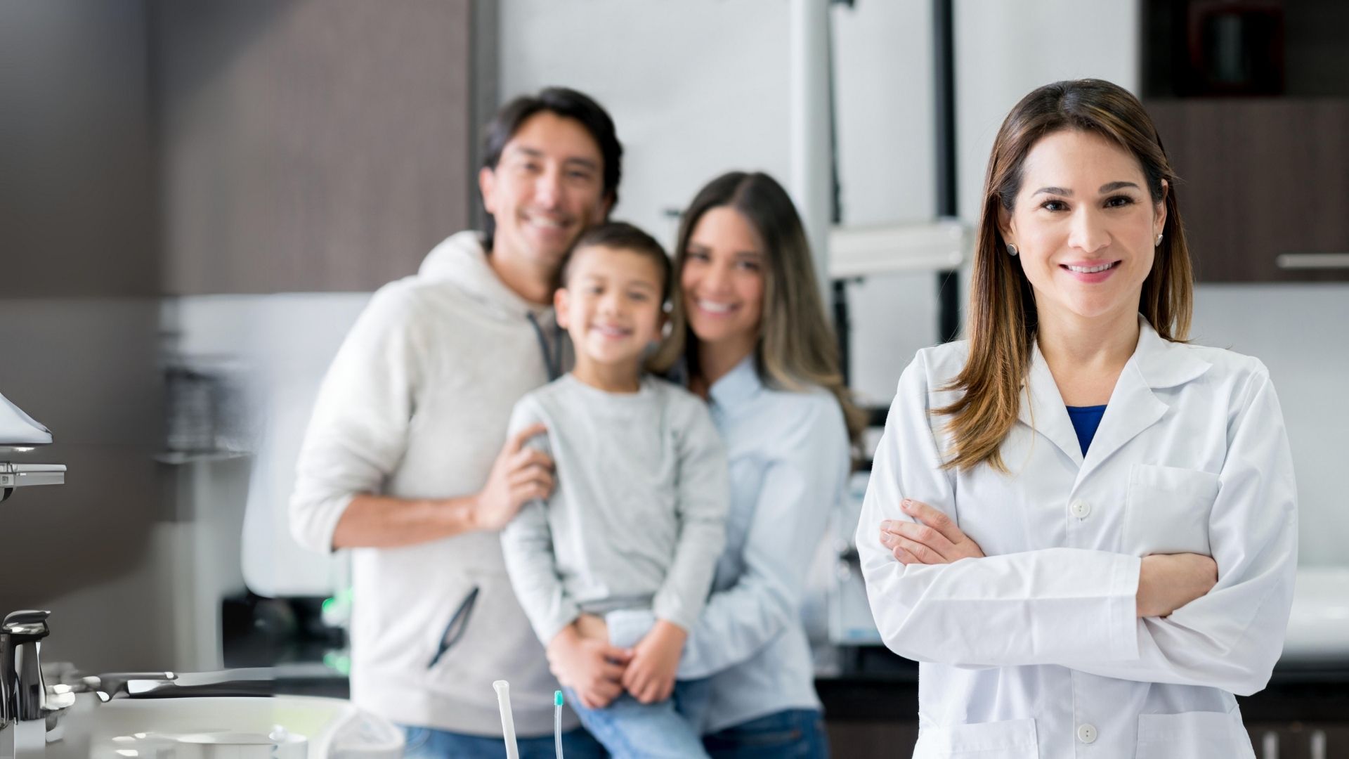Família acompanhada por uma profissional numa clínica dentária